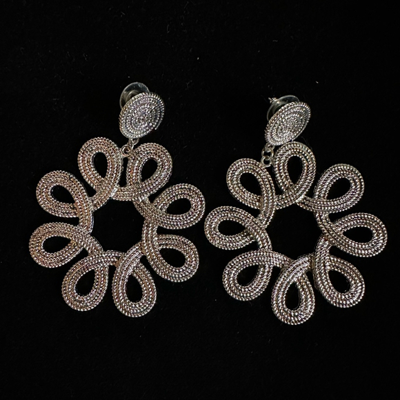 Women's Unbranded Silver Flower Earrings - Picture 2 of 4